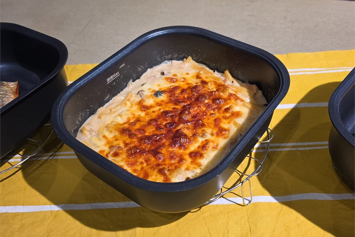 会場に展示されたグラタン。表面にこんがりと焼き色がついた仕上がりは、上部のカーボンヒーターを備えるGRISIAらしい使い方のひとつ。煮込み料理中心だった従来の自動調理鍋とは異なるメニューの広がりが見える。