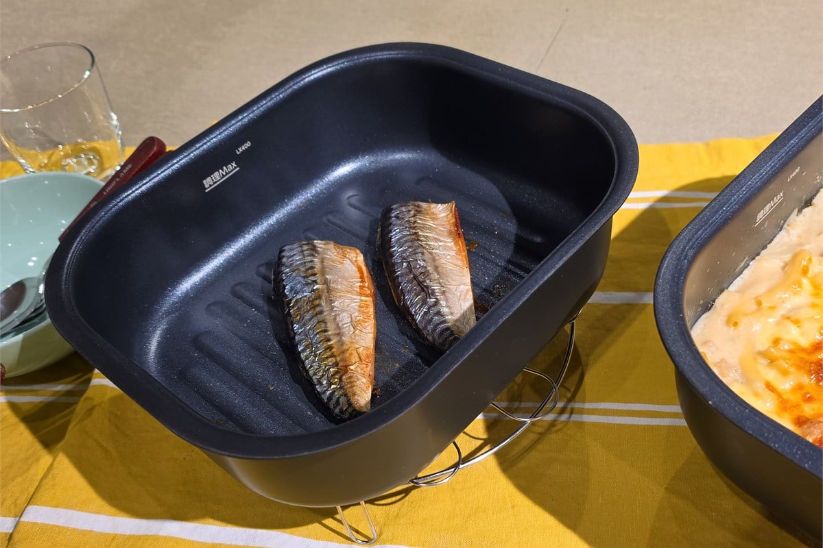 焼き色のついた魚の切り身を並べたインナーポット。GRISIAは魚焼きグリルの役割も想定しており、魚を焼くために専用のグリルを使う必要がない。料理ごとに道具を使い分ける手間を減らせる点も、多機能化の利点だ。