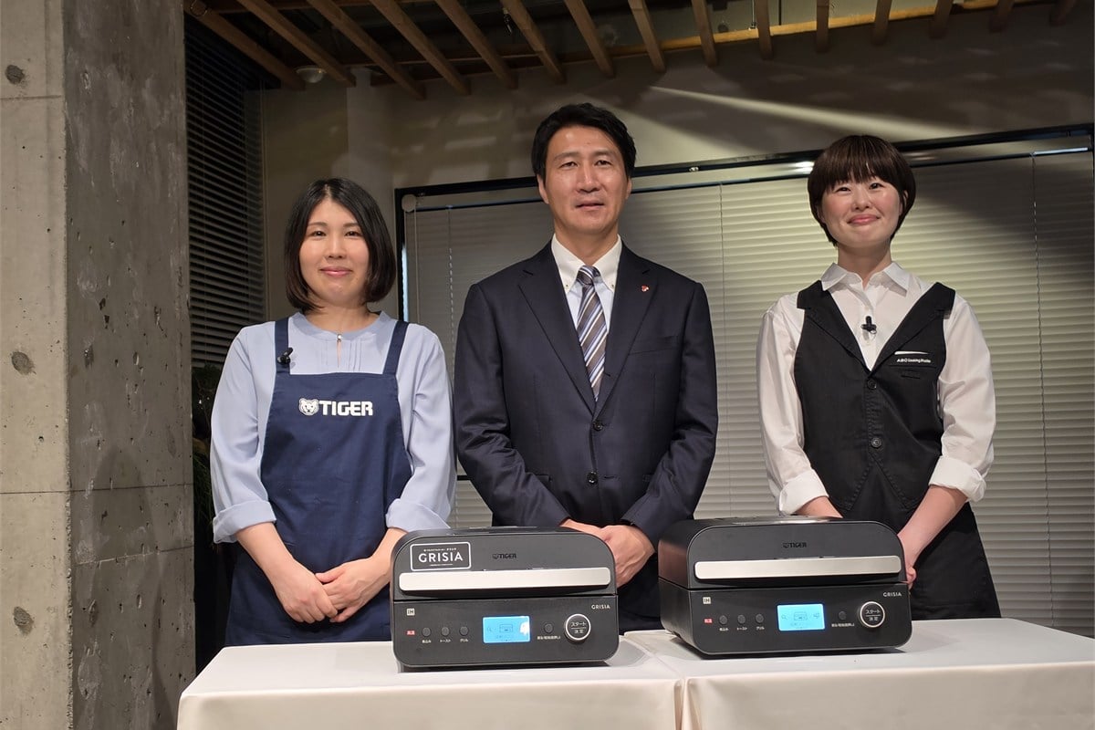 発表会に登壇した3人。左からタイガー魔法瓶の商品開発担当・前田真矢子氏、調理ブランドマネージャー・福富博史氏、ABC Cooking Studioのレシピ開発講師・澤田智子氏。製品説明と二つの調理実演を担当した。