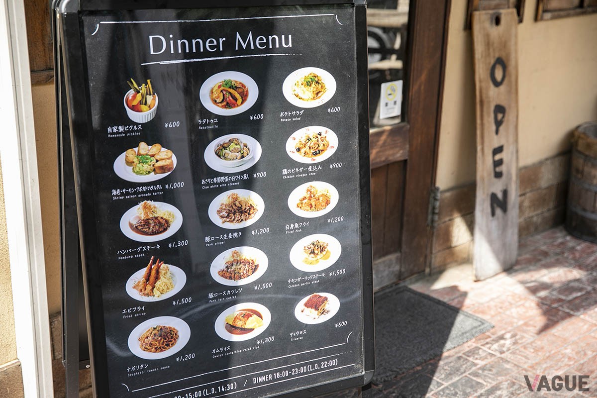 ディナーメニューの立て看板。おつまみ系メニューからメイン、デザートまで