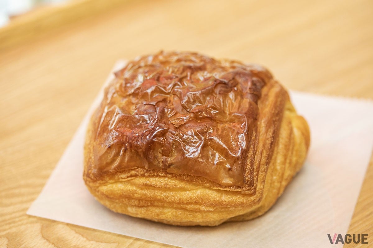 「パン・オ・ショコラ」340円。クロワッサンの生地にチョコレートを入れたもの