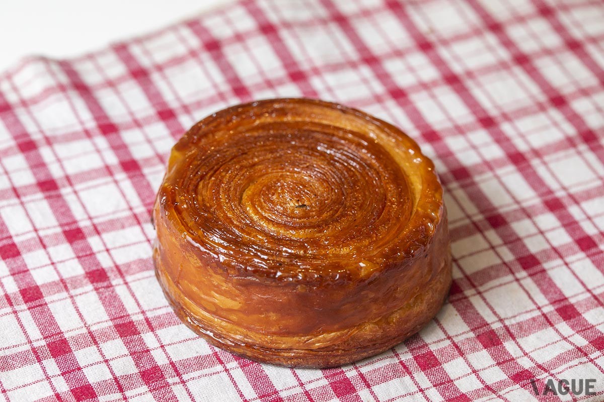 クイニーアマン421円。クルクルと撒かれた多層の生地が美しい