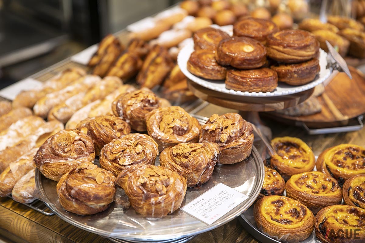 写真手前は「シナモンロール」421円。右下にあるのが「パン オ レザン」464円