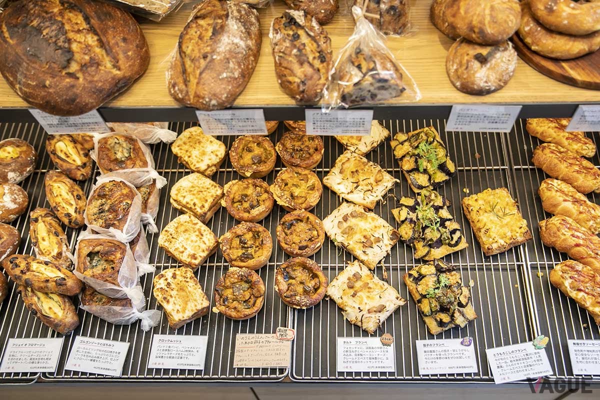 上の棚には食事パン、下の棚には旬の野菜などを使った惣菜パンが並ぶ。一つ一つの説明も丁寧でわかりやすい