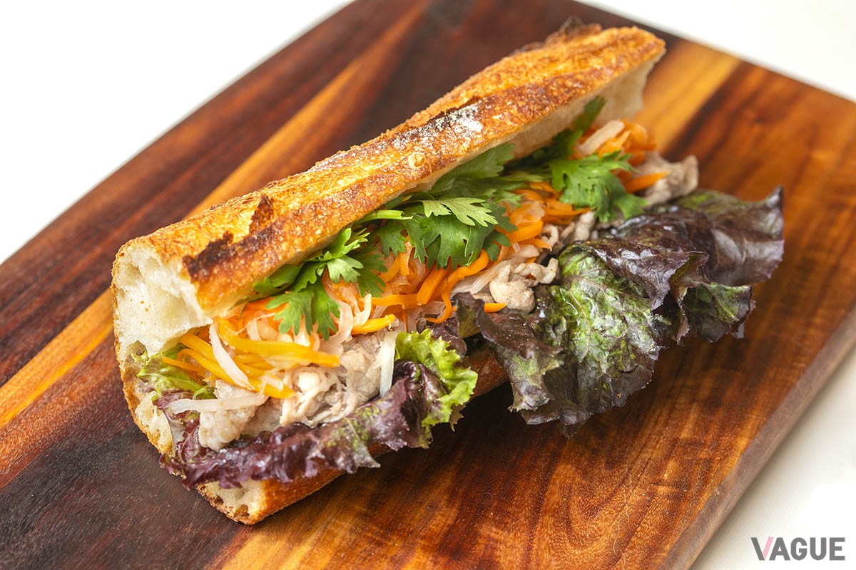 「セテュヌのバインミーサンド691円。華やかなサンドイッチも人気が高い
