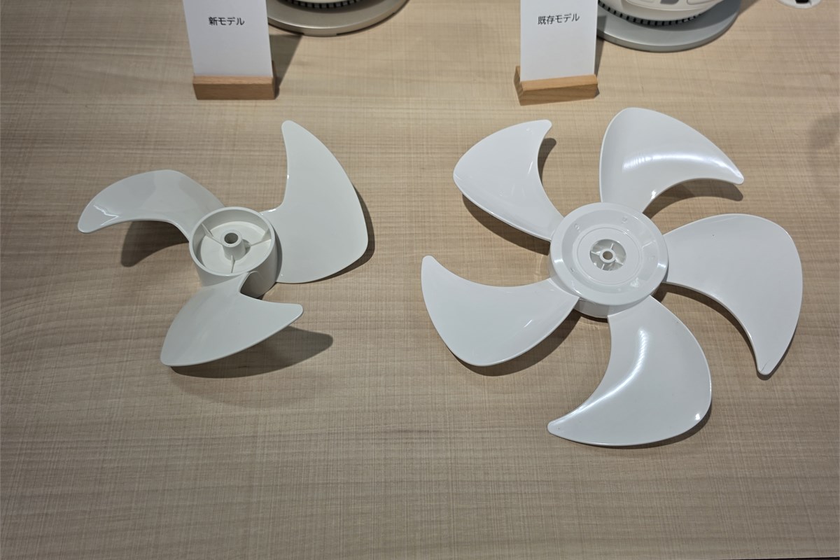 会場に置かれていた、形状の異なる羽根の展示物。シロカは扇風機とサーキュレーターが生み出す風の違いを例に、新型ブレンダーの刃が目指す「流れの作り方」を説明した。異なる家電分野の知見が商品開発に生かされている。