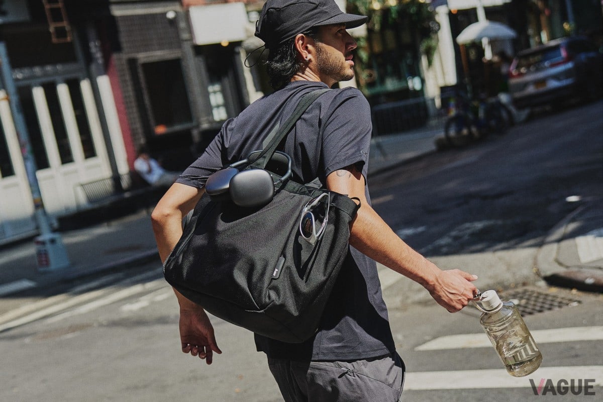 ジムバッグでもあくまでクールに。シューズをはじめ多彩なアイテムをまとめて便利に持ち運べる