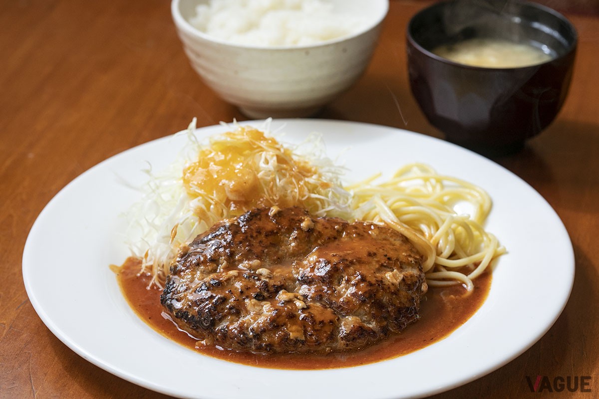 ハンバーグステーキ1200円。ランチはライス・味噌汁付き、夜は単品で1430円