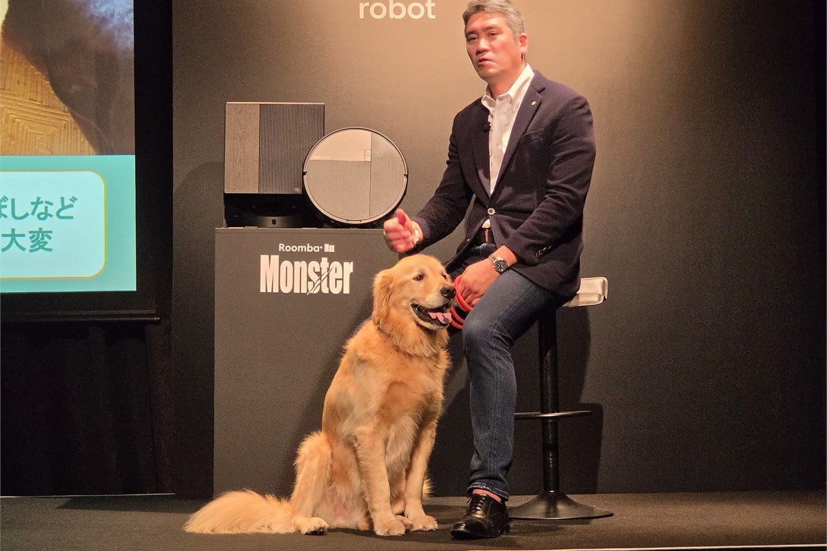 愛犬・一平君とともにトークセッションに臨んだ山田社長。犬猫の毛やフローリングでの転倒など、自宅で感じた切実な課題が「モンスター」の開発要件につながったと語りました。