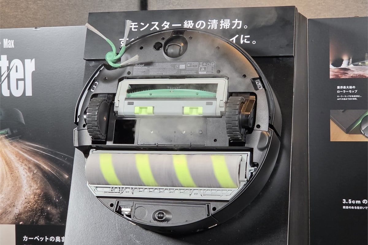 実機の底面を見ると、存在感のあるローラーモップやブラシ類の配置が分かります。スチームも勢いよく飛び出すなど、カーペットへの対応や毛絡み対策など、細部の機構を積み重ねてペットとの暮らしを支える設計です。