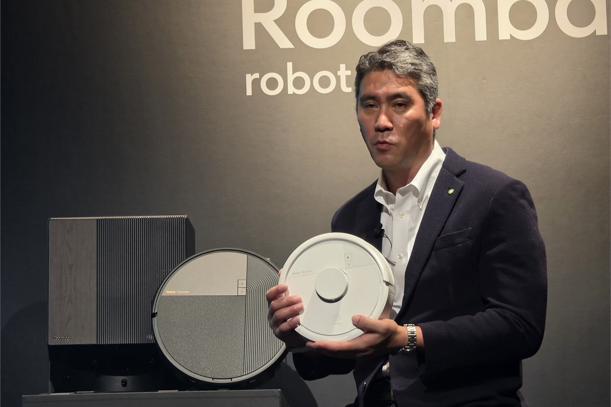 小型モデル「Roomba mini」を手に説明する山田社長。「自宅には大きすぎる」という購入前の心理的な障壁を捉え、従来とは異なる単身者や若い世代にも選択肢を広げました。