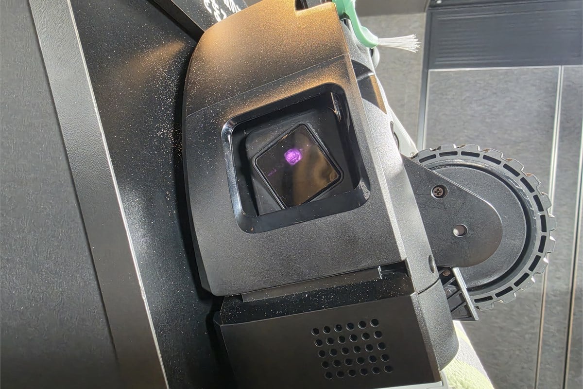 本体側面にも搭載されたLiDAR。周囲の状況を把握し、避けるべき物と清掃すべき場所を判断する技術は、ロボット掃除機を身近なフィジカルAIとして考える手がかりになります。