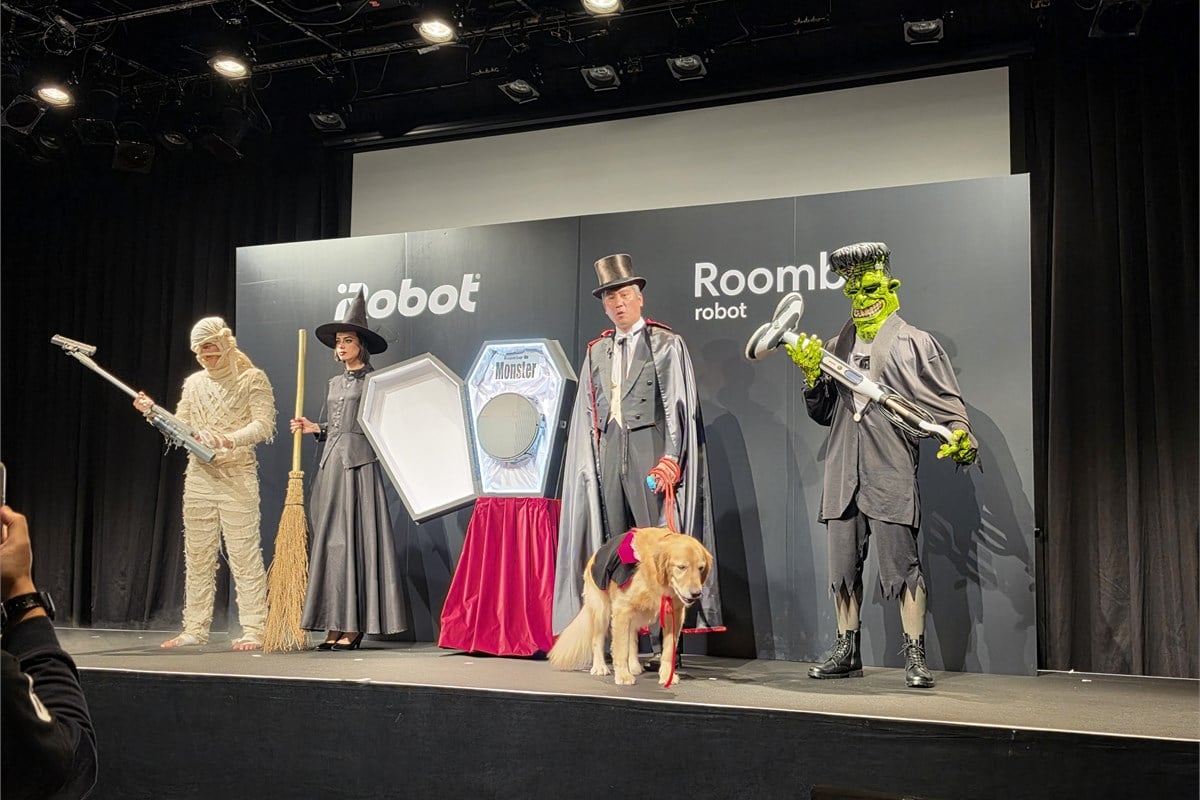 棺を模した演出を中心に、仮装した出演者と愛犬が並んだ発表会の舞台。これまでのロボット掃除機の説明会とは異なる演出が、製品名に込められた「規格外」のイメージを印象づけました。