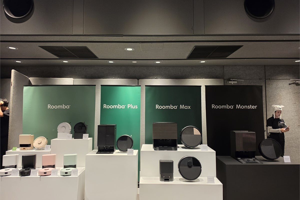 会場に並んだルンバのラインアップ。コンパクトなminiから最上級のMonsterまでを揃えることで、部屋の広さや家族構成、掃除へのこだわりに応じて選べる製品群を形成しています。