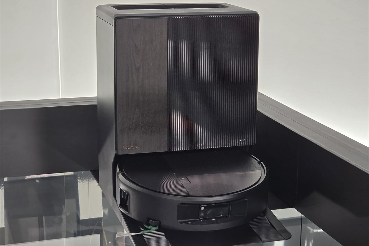 「ルンバ モンスター」の本体とAutoWash充電ステーション。約25万円という価格以上に注目したいのは、吸引・水拭き・メンテナンスまでを一連の家事として引き受ける設計思想です。