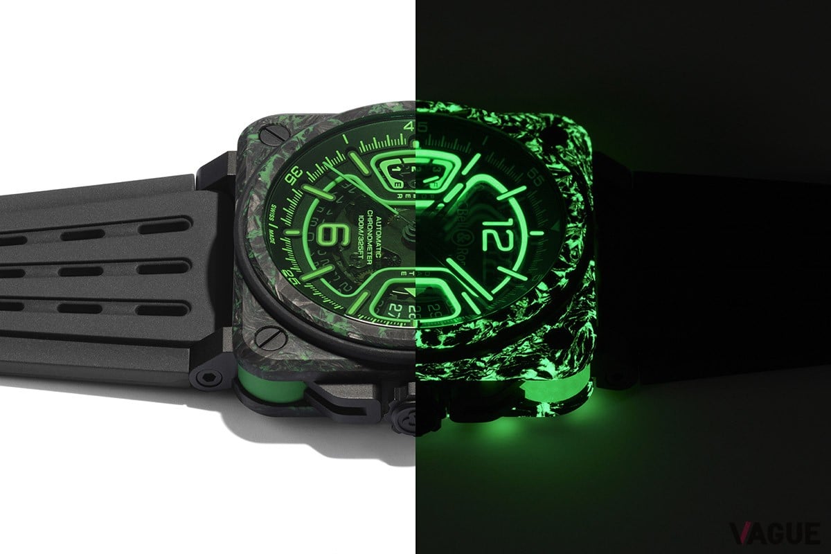 独自のサンドイッチ構造のケースの間に挟まれた四隅の“ピラー”パーツもグリーンにて発光する