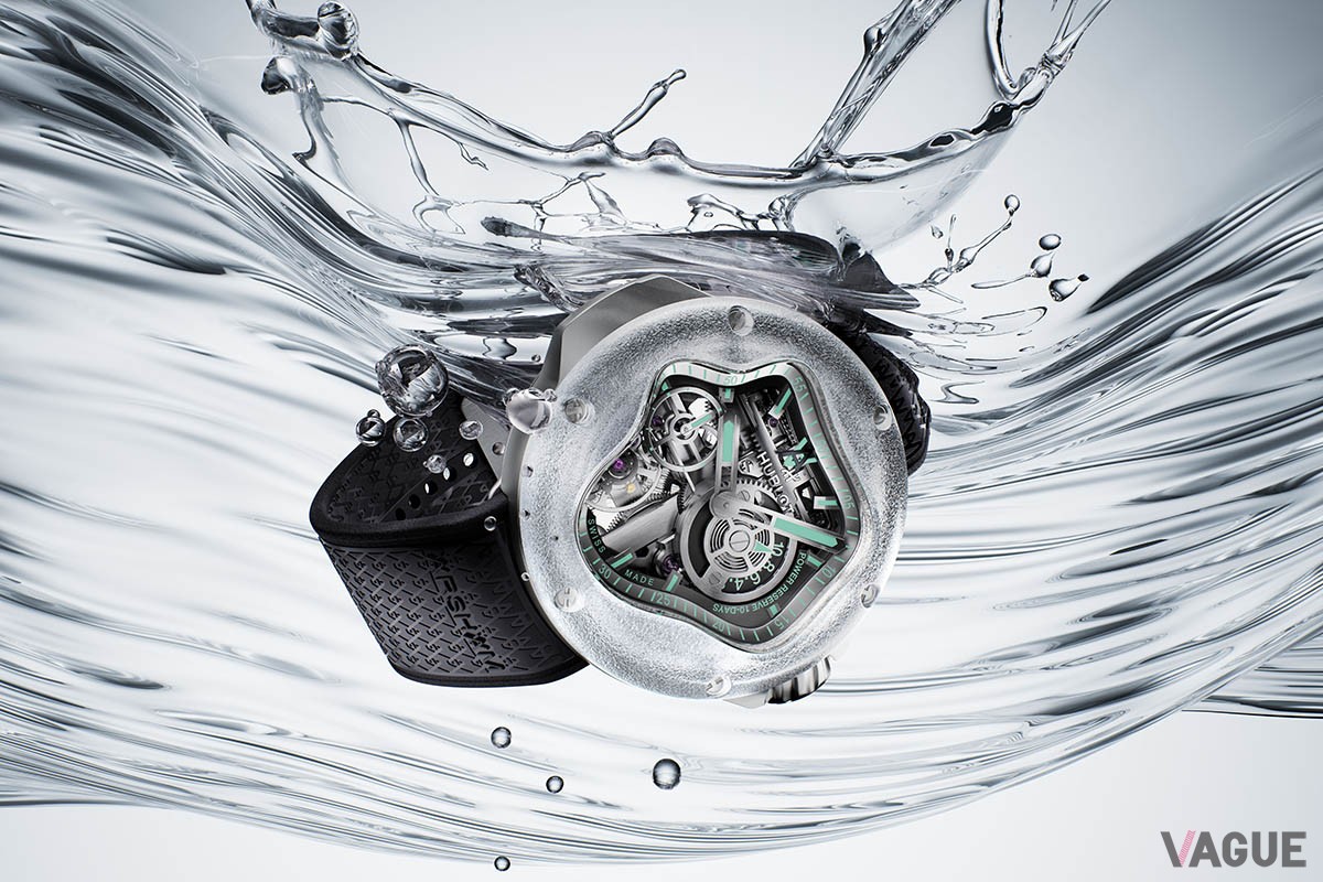 水面に生まれた波紋のようなダイヤルの開口部。そこからはシースルーで「メカ-10」のメカニズムが覗いている