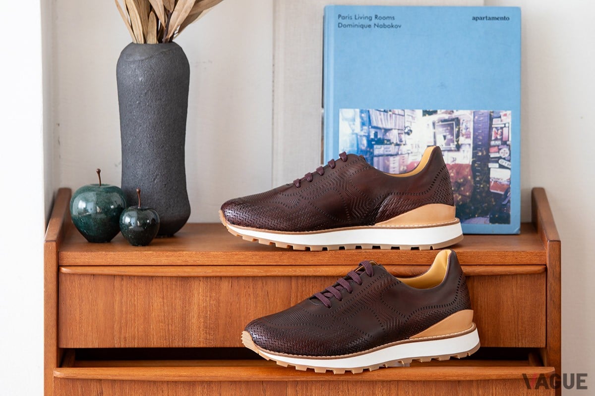 クラシックな技法と風合い、最先端のレーザーカットに、スニーカらしいカジュアルさという多面的な魅力を持つ一足