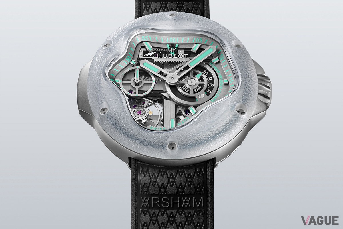 ケース径は42mm、ケース厚は15.35mm