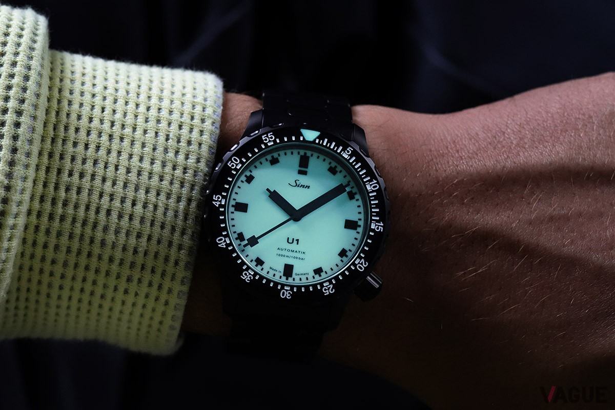 ホワイトのダイヤルとマーカーが暗所でブルーに発光する姿はカラーの変化としても楽しめる