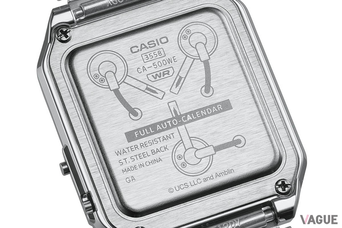 ／裏蓋にはタイムマシンの心臓部である「フラックス・キャパシター（Flux Capacitor）」という機構のグラフィック。劇中では1.21ジゴワットの電力が必要となるが、この時計は約5年の電池を搭載