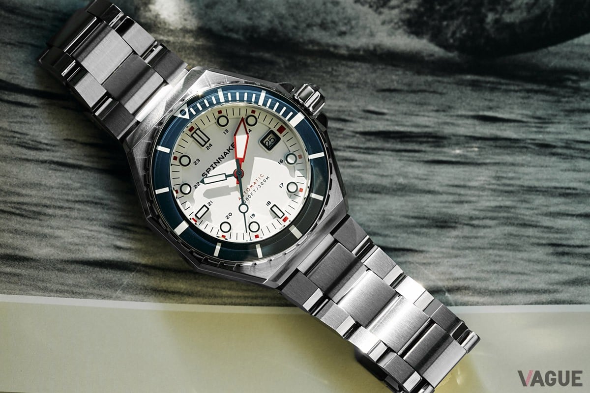 1970年代の雰囲気を伝えるオクタゴンケースの「デュマ オートマティック」。これまで一部のエクスクルーシブモデルのみ採用していた3連ブレスレットをレギュラー化して装着している