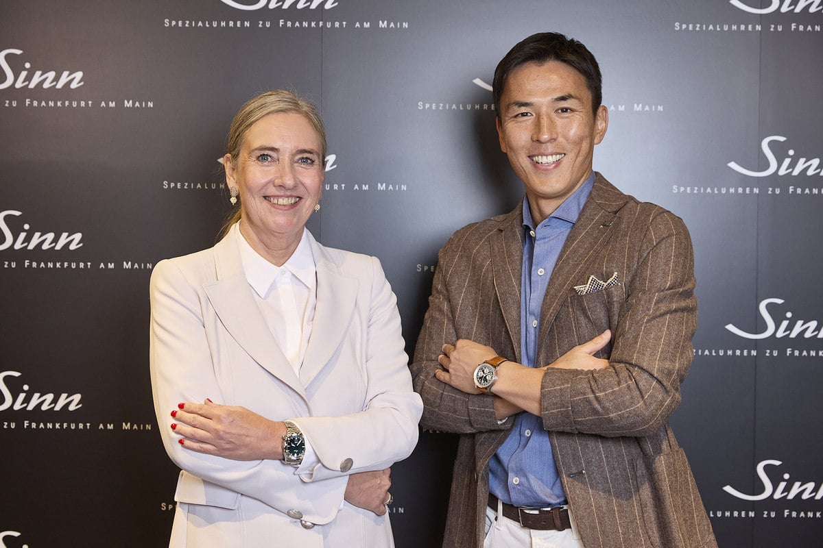 ジン日本上陸40周年を祝うシモーネ・リヒター氏と長谷部誠氏。