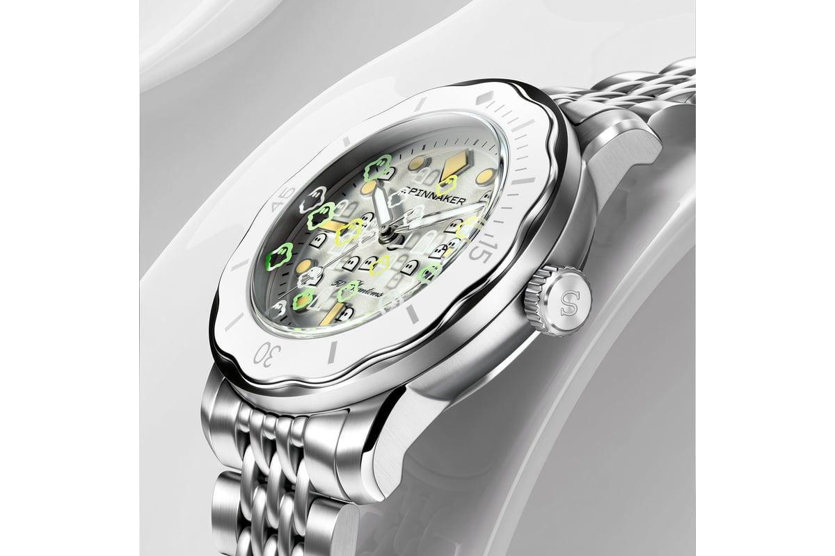 淡いカラーで描かれたファントムたちがキュートな「CRAZY」。躍動感を感じさせるレイアウト、視認性を妨げない配色の妙もさすがの一言だ