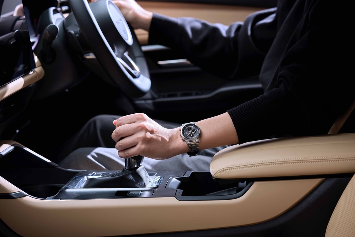 運転席での着用イメージ。どのマツダ車にもなじむスタンダードモデルを目指した（画像：マツダ株式会社）