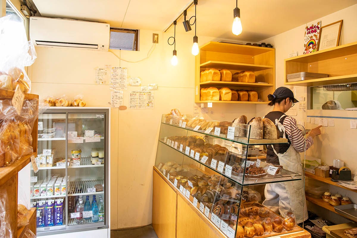 店内は3人も入ればいっぱいになってしまう広さ。しかし店頭には60〜70種のパンが並ぶ