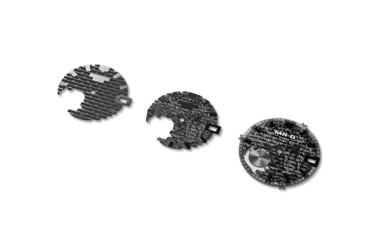 格子状のダイヤルに施されたプラチナ箔。礫翔氏自ら手作業で仕上げ、一点ごとに異なる表情を生む