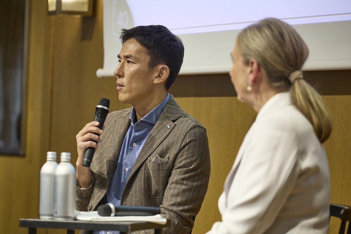 フランクフルトでの生活や時計について語る長谷部氏とリヒター氏。（© keita takahashi）
