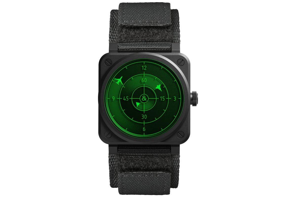 「ベル＆ロス　BR-03 GREEN RADAR CERAMIC」（品番：BR03A-GRDR-CE/SRB、73万7000円 消費税込）取替用にシンセティックキャンバスストラップが付属する