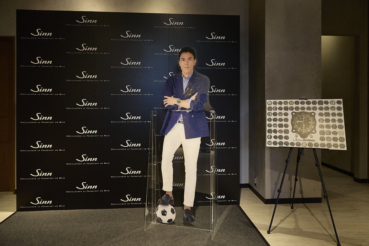 長谷部氏がサインを入れた写真パネル。