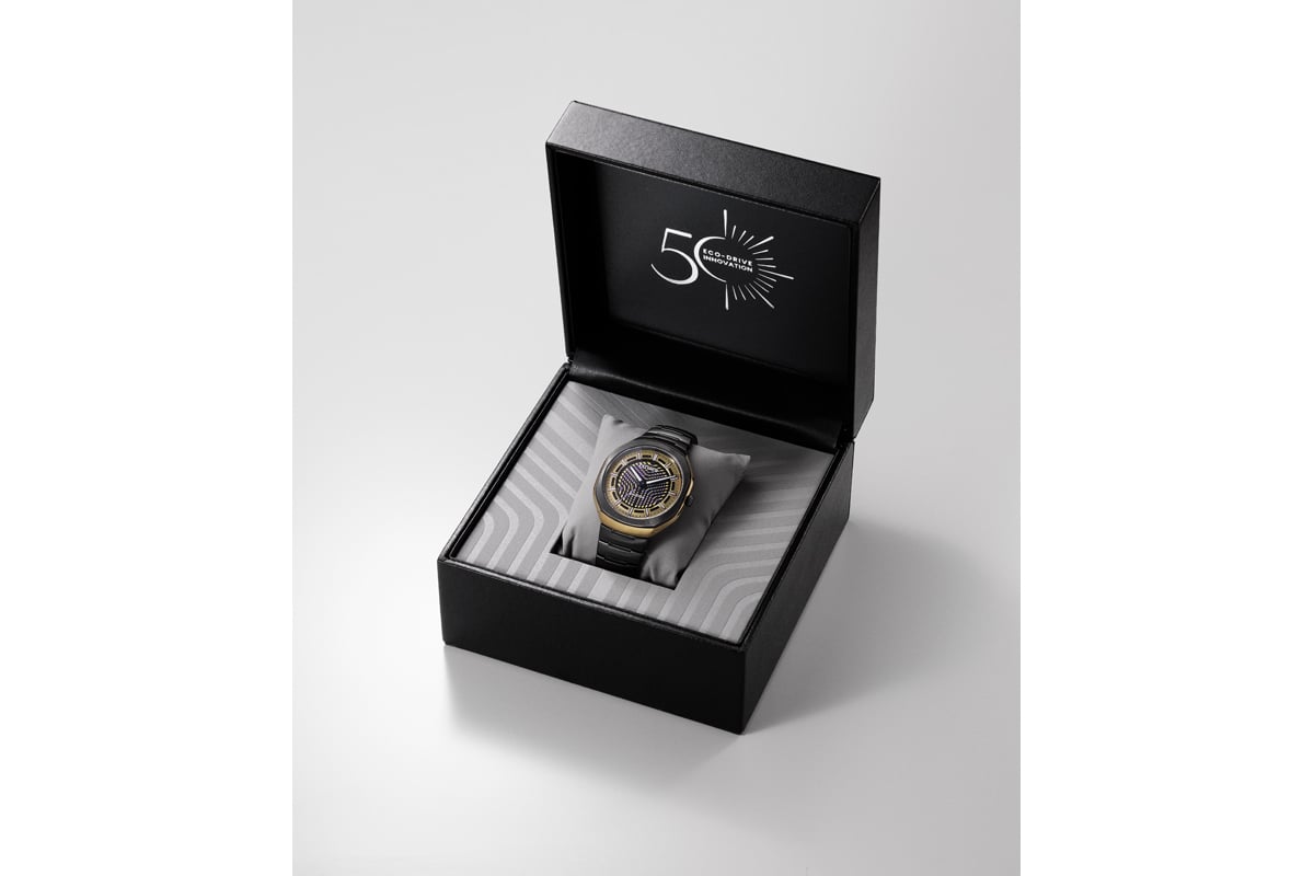 50周年記念ロゴを配した専用BOX。写真はBJ6569-59Xを収めた状態