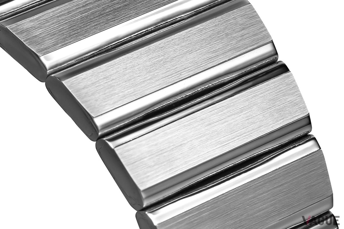 ストラップには横方向のヘアライン加工が