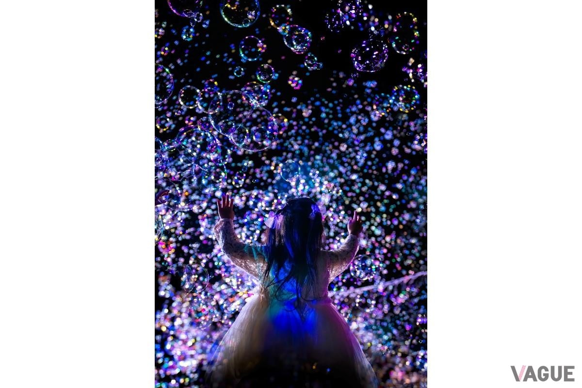 幻想的なシャボン玉との共演、ナイトバブルショー開催