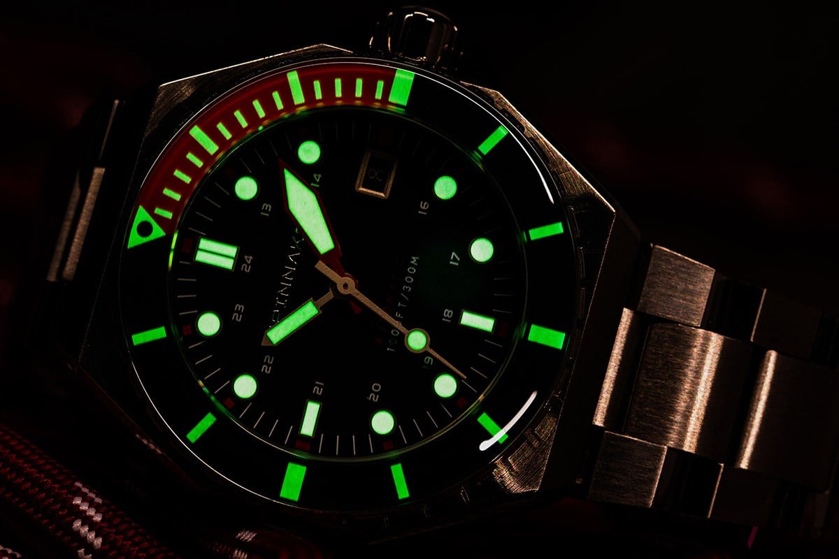 針やインデックスはスーパールミノバにより暗所や海中で強く発光