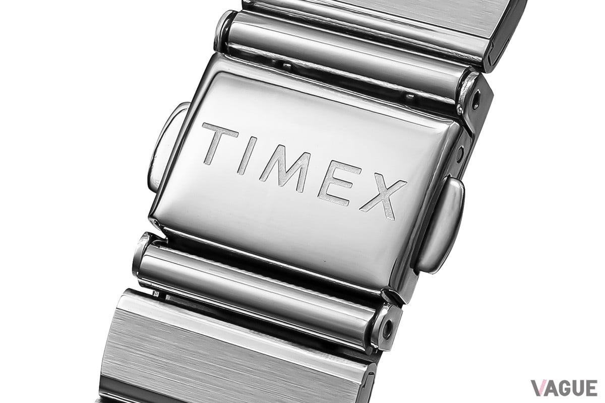 バックルにはTIMEXのロゴが刻まれる