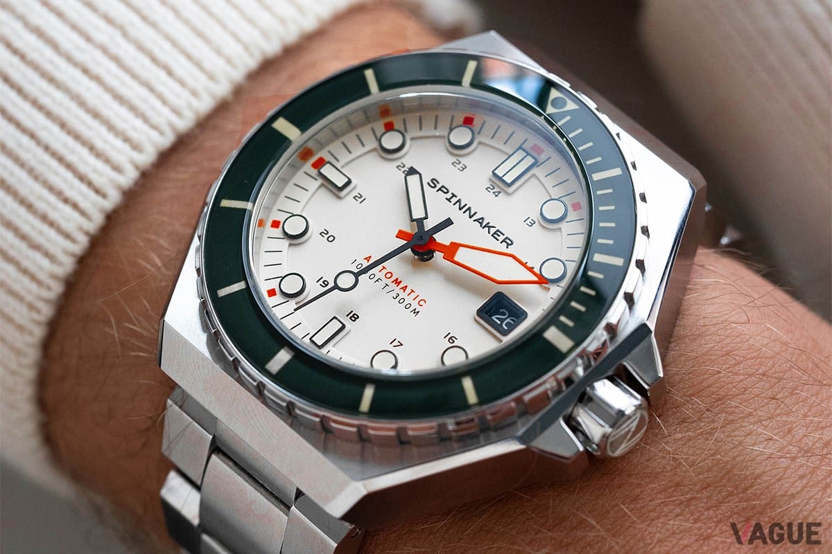 爽やかな配色が海辺にベストマッチな「Regatta White」