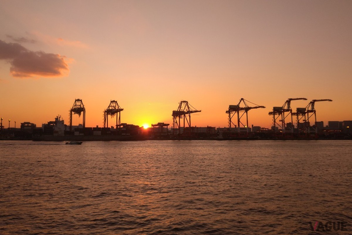 夕景のガントリークレーン