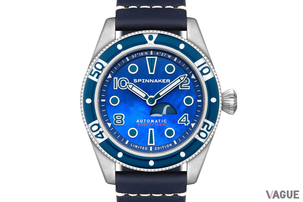 ムーブメントはMIYOTA 8245を搭載。ケースはステンレススチール製