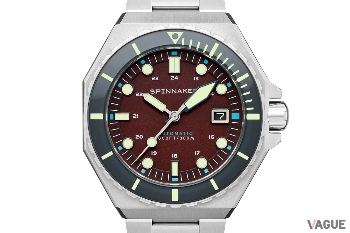 「Bordeaux」／ワインのような赤紫色のダイヤルにグレーのベゼルという個性的かつ品のよい一本