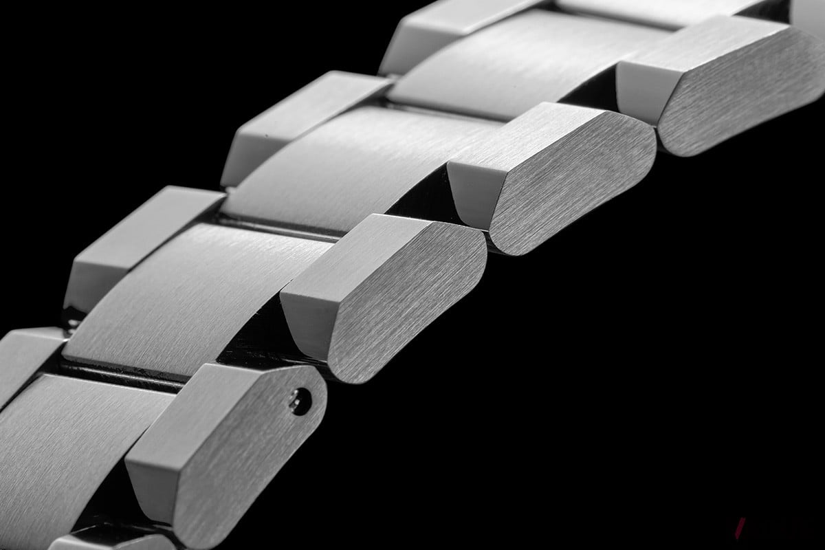 横から眺めると六角形（腕に当たる面は曲線）のブレスレット。エッジのシャープさが際立つデザイン