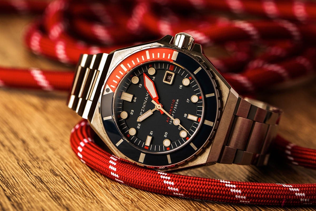 バイカラーになったベゼルで機能美を感じさせる（Soda Blue）