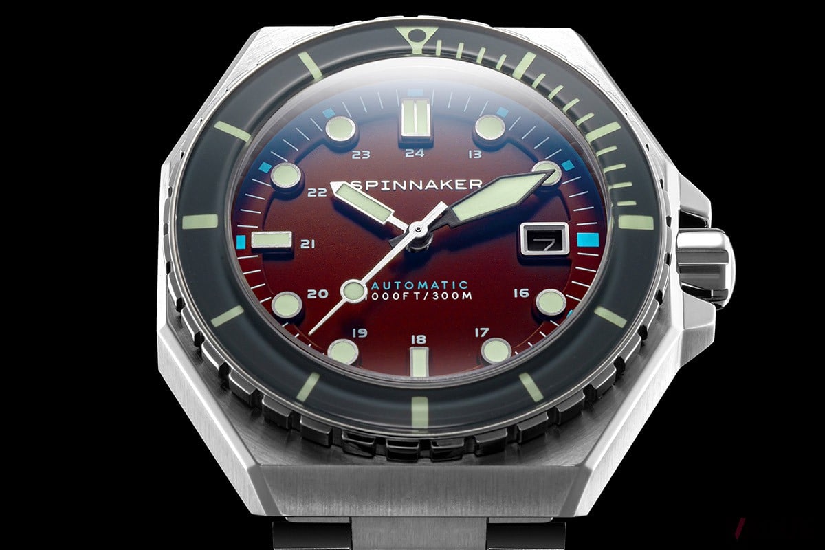 ケースやブレスレットのエッジがみせるシャープな光沢にも注目を