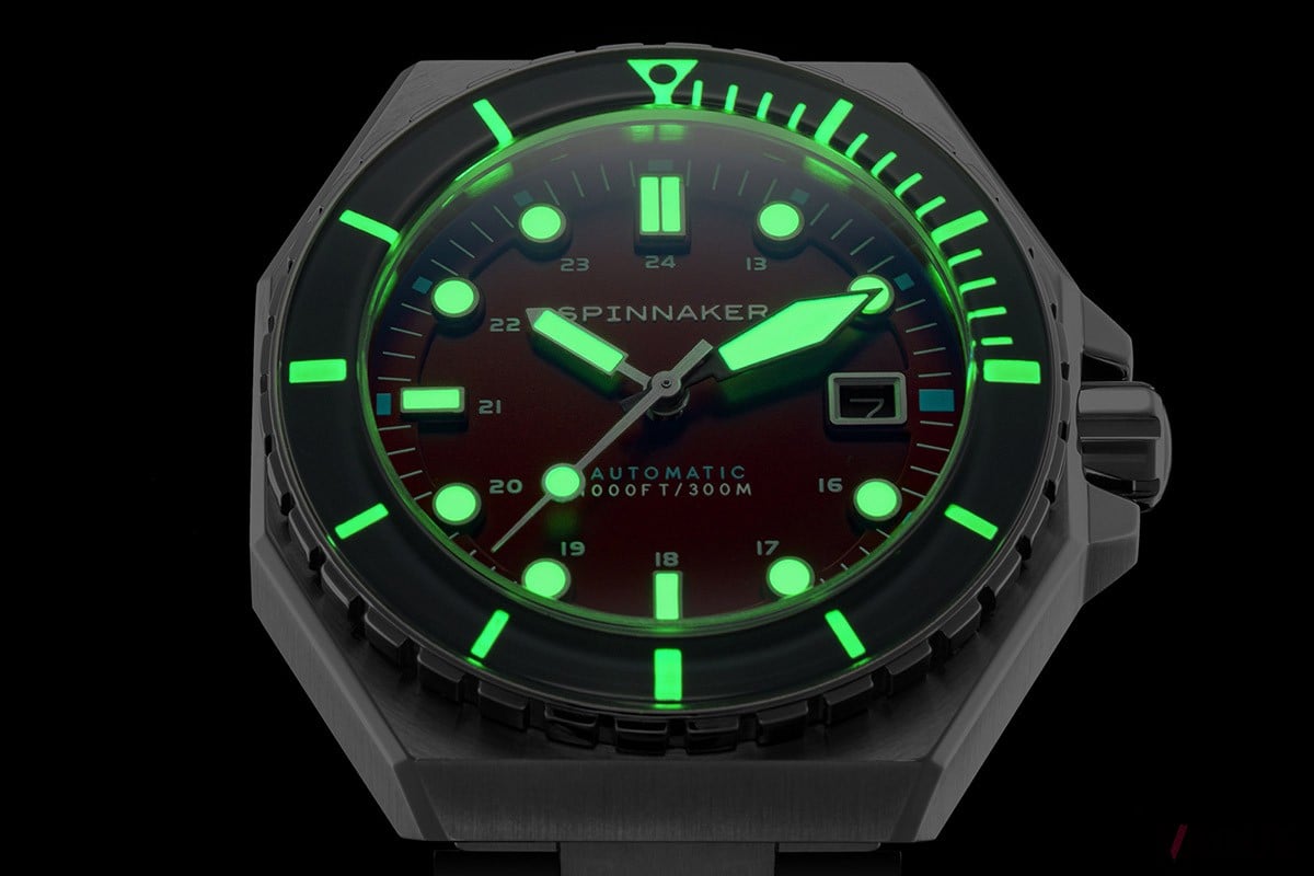 針やインデックスはスーパールミノバにより暗所や海中で強く発光