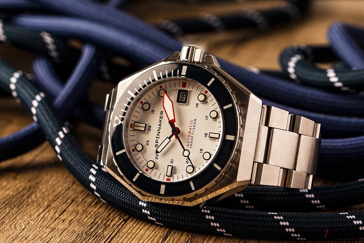 分針の見やすさは抜群。デイト表示も備えている（Regatta White）