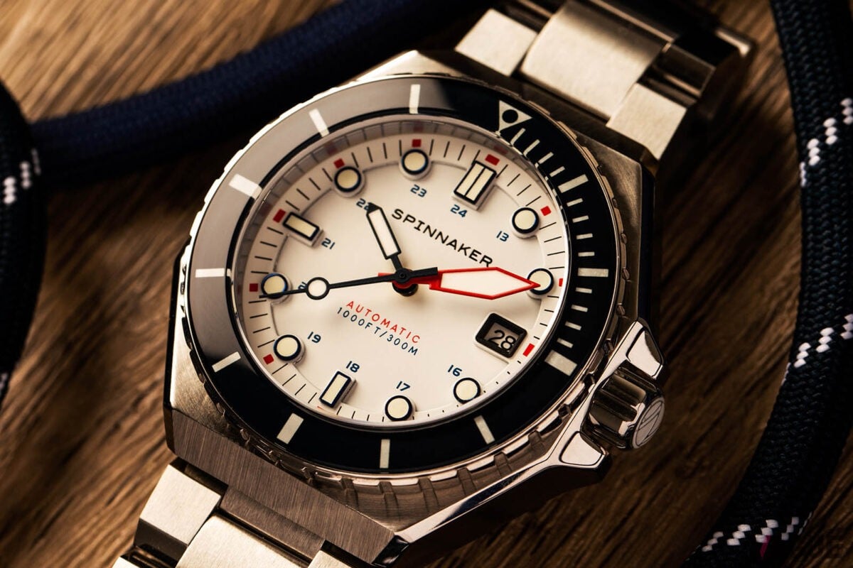 分針の見やすさは抜群。デイト表示も備えている（Regatta White）