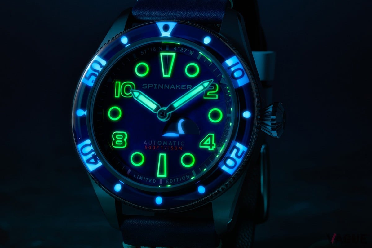 スイス製の蓄光塗料による発光。ネッシーも神秘的に発光する